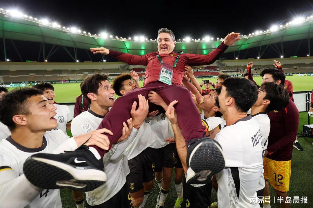 开云体育登录入口-U23国足更衣室狂欢庆祝，主帅安东尼奥：先享受今天再考虑日本